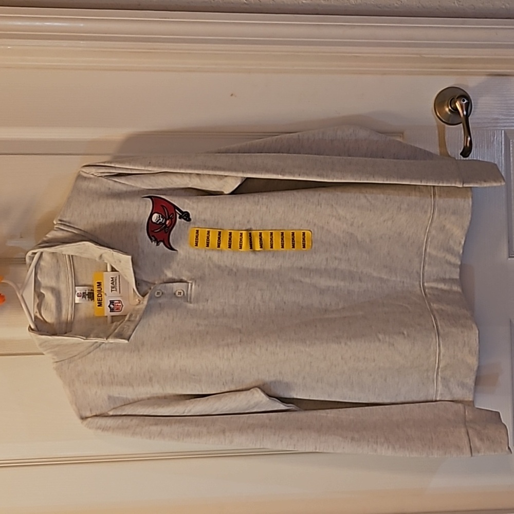 NWT - Tampa Bay Buccaneers Light Weight Top